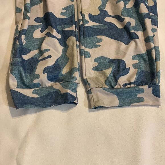 Size LARGE blue/gray camouflage joggers. 95% poly and 5% spandex. Very stretchy - Picture 10 of 10
